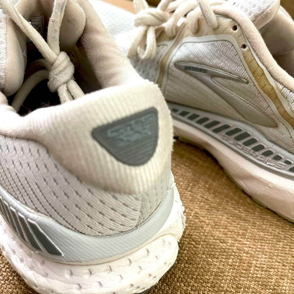 (2) Brooks Women’s 7.5 white Adrenaline GTS XX shoes - Picture 4 of 6